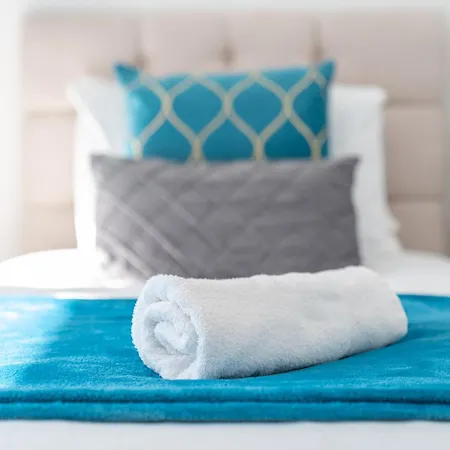 Stylish Centre - 2 Bed - Secure Parking - 5ac Apartmán